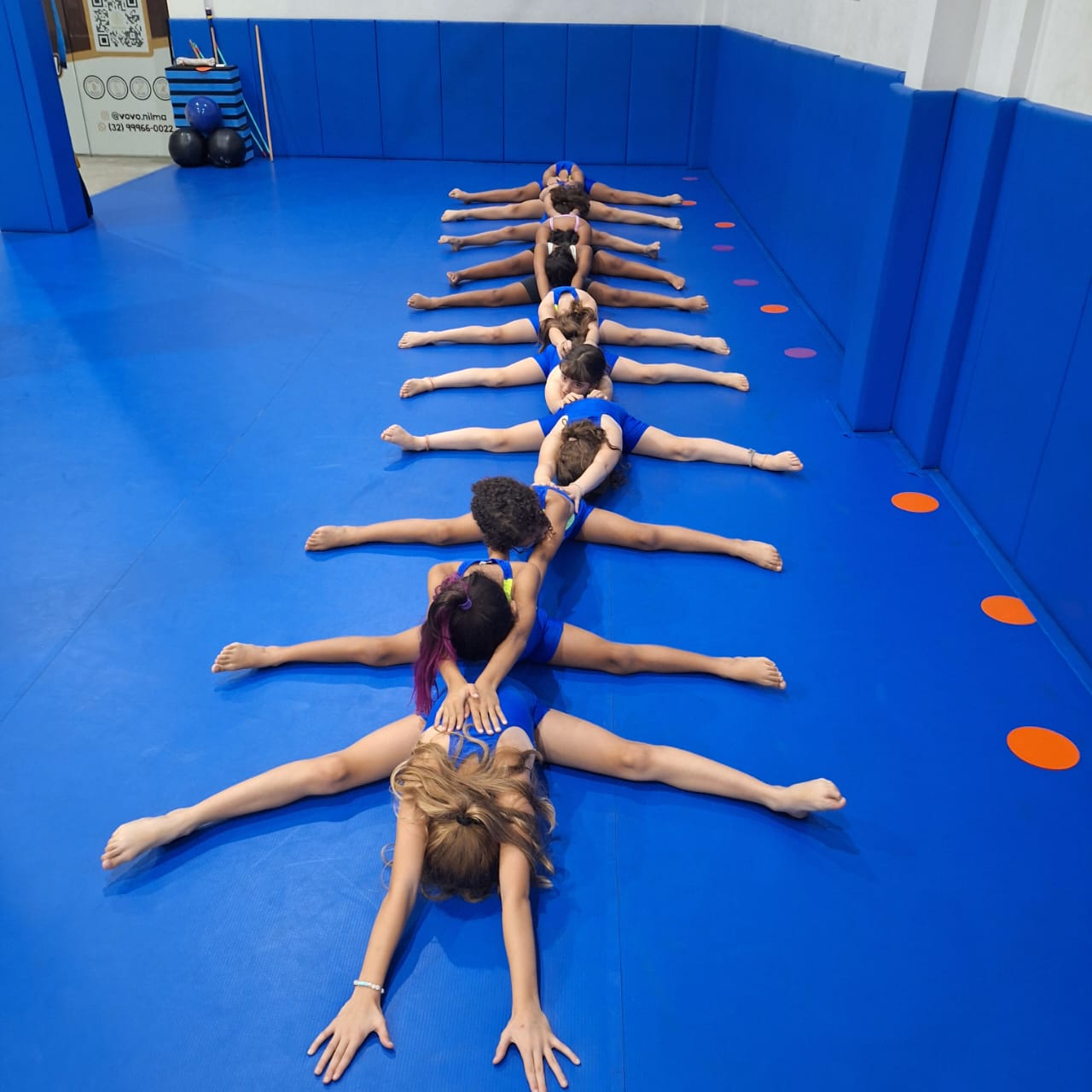 Movimento acrobático em aula