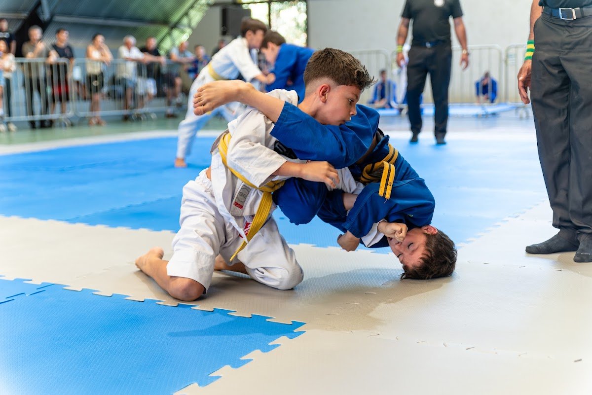 Crianças em aula de Jiu-Jitsu infantil na Gracie Barra São João del-Rei